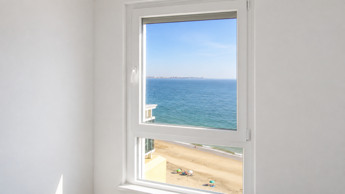 Ventana de PVC en apartamentos junto a la playa