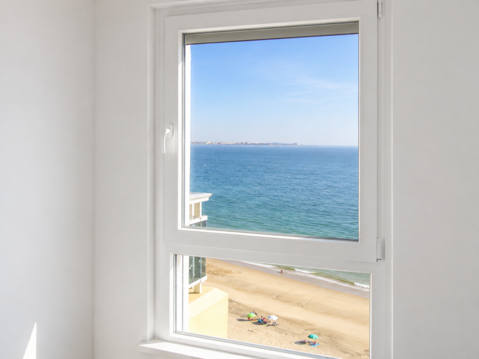 Ventana de PVC en apartamentos junto a la playa