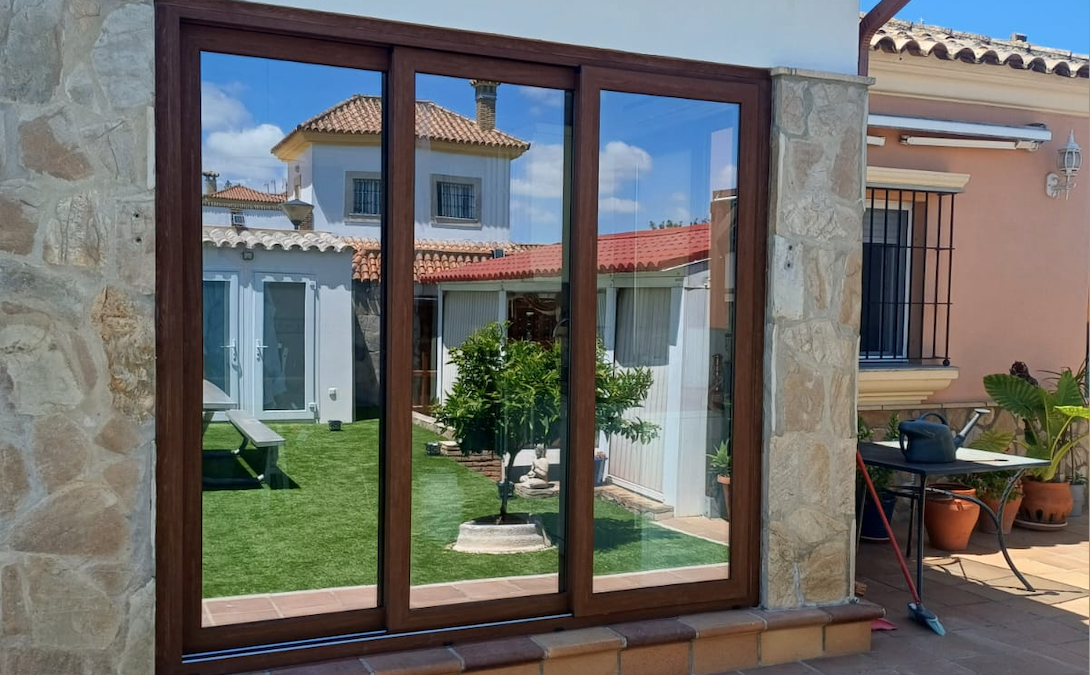 Ventanas con tratamiento de control solar. Motuchi PVC en El Puerto de Santa María.