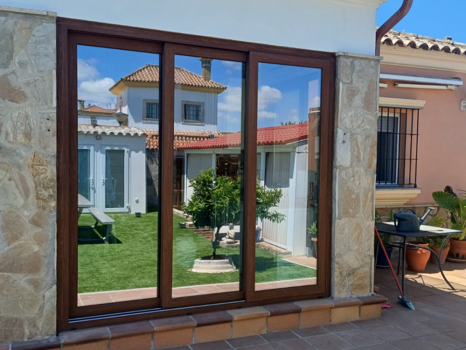 Ventanas con tratamiento de control solar. Motuchi PVC en El Puerto de Santa María.